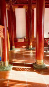 Ốp chân cột đồng đúc thủ công cho nhà gỗ cổ truyền, bền đẹp và tinh xảo.